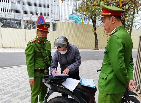 Công an phường Phú Thượng (Hà Nội) ra quân xử lý trật tự đô thị