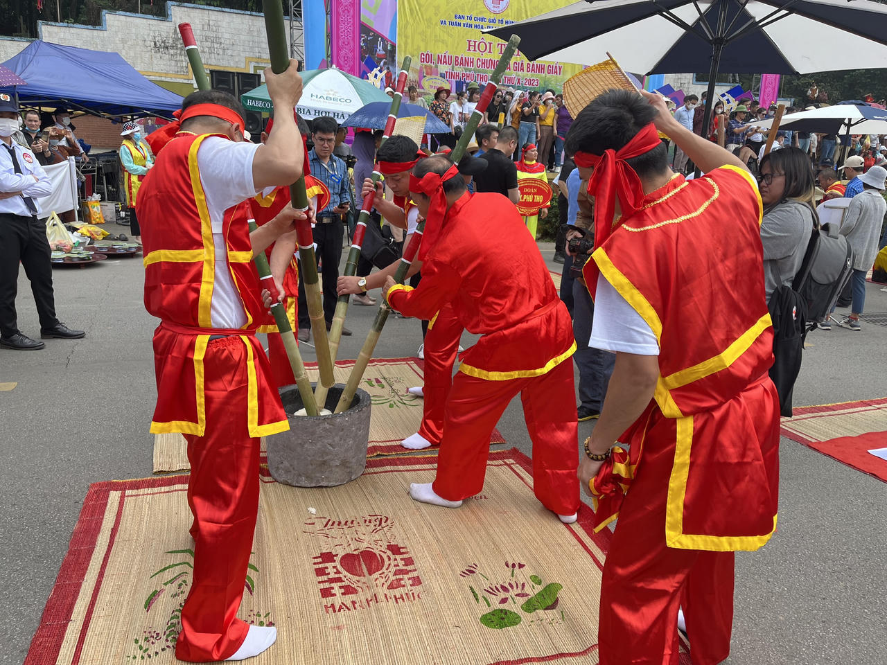 Sôi nổi hội thi gói, nấu bánh chưng và giã bánh giầy dịp lễ Giỗ Tổ Hùng Vương