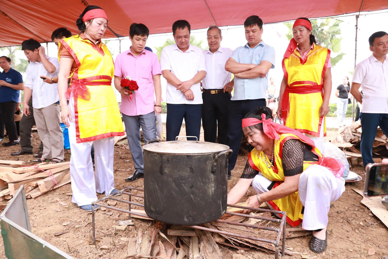 Sôi nổi hội thi gói, nấu bánh chưng và giã bánh giầy dịp lễ Giỗ Tổ Hùng Vương