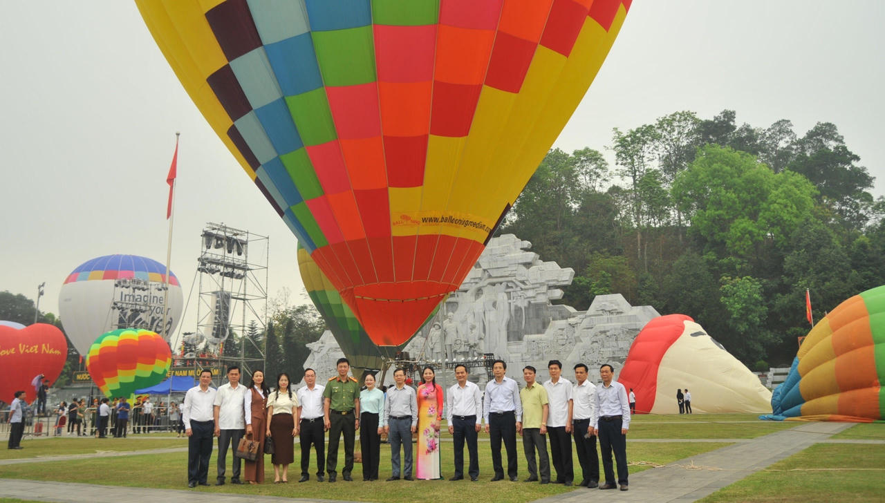 Tuyên Quang khai mạc lễ hội khinh khí cầu quốc tế lần thứ II