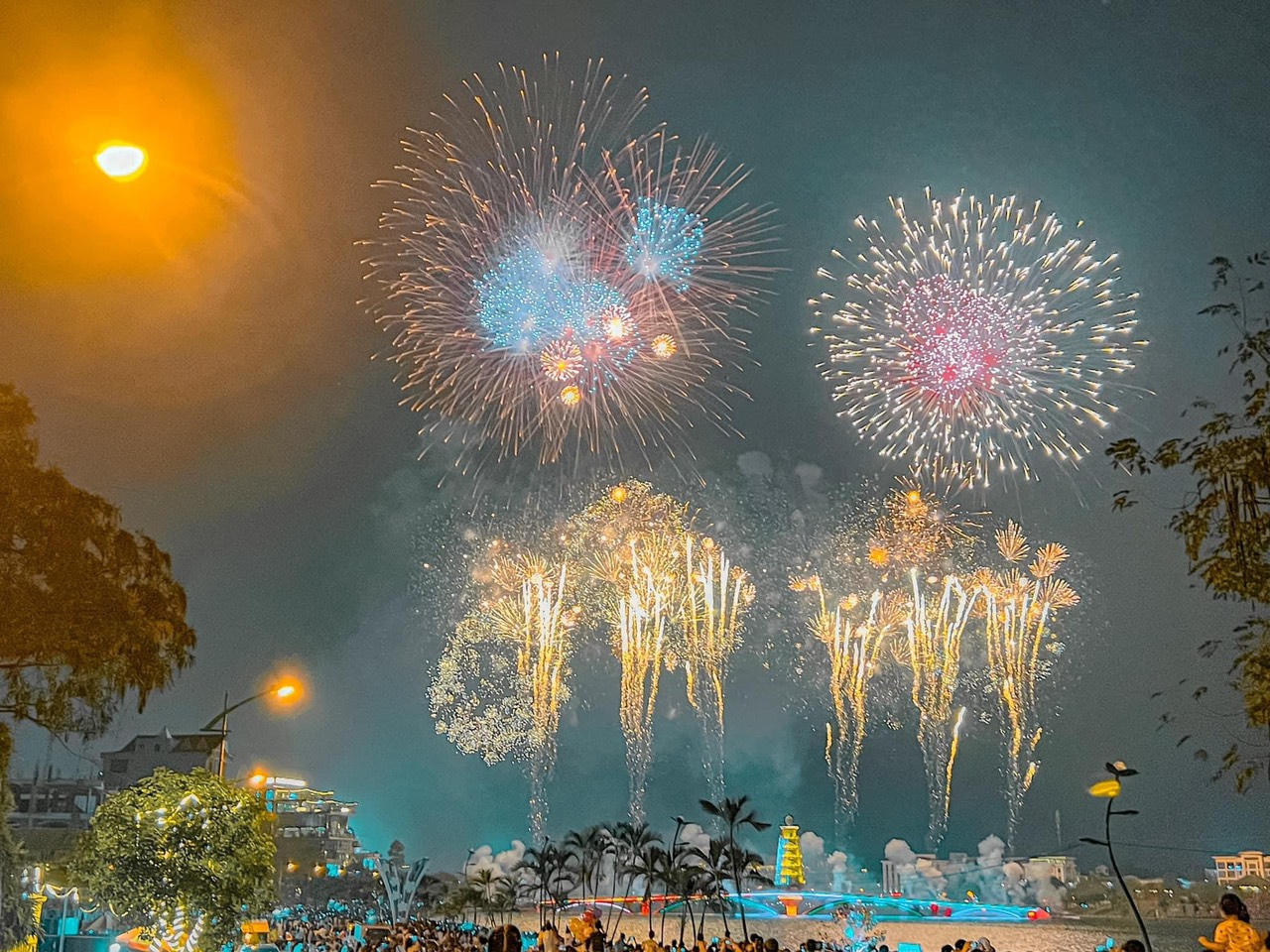 Mãn nhãn màn bắn pháo hoa dịp Giỗ Tổ Hùng Vương