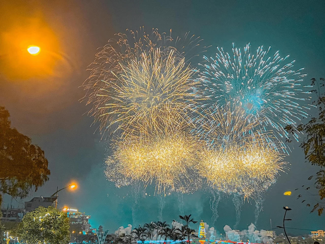 Mãn nhãn màn bắn pháo hoa dịp Giỗ Tổ Hùng Vương