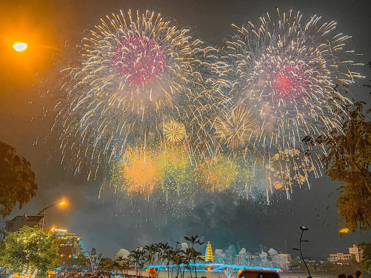 Mãn nhãn màn bắn pháo hoa dịp Giỗ Tổ Hùng Vương