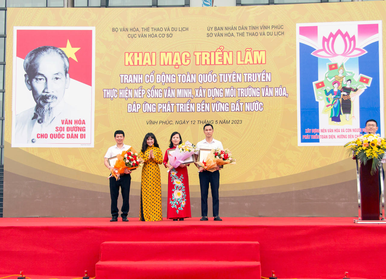 Khai mạc triển lãm tranh cổ động tuyên truyền về nếp sống văn minh 