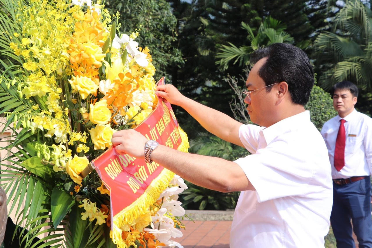 Dâng hương tưởng niệm Chủ tịch Hồ Chí Minh tại Khu di tích lịch sử ATK Định Hóa