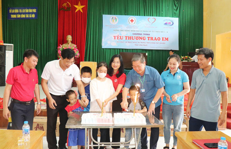 Vĩnh Phúc tổ chức chương trình 'Yêu thương trao em' hưởng ứng tháng nhân đạo và Tết thiếu nhi