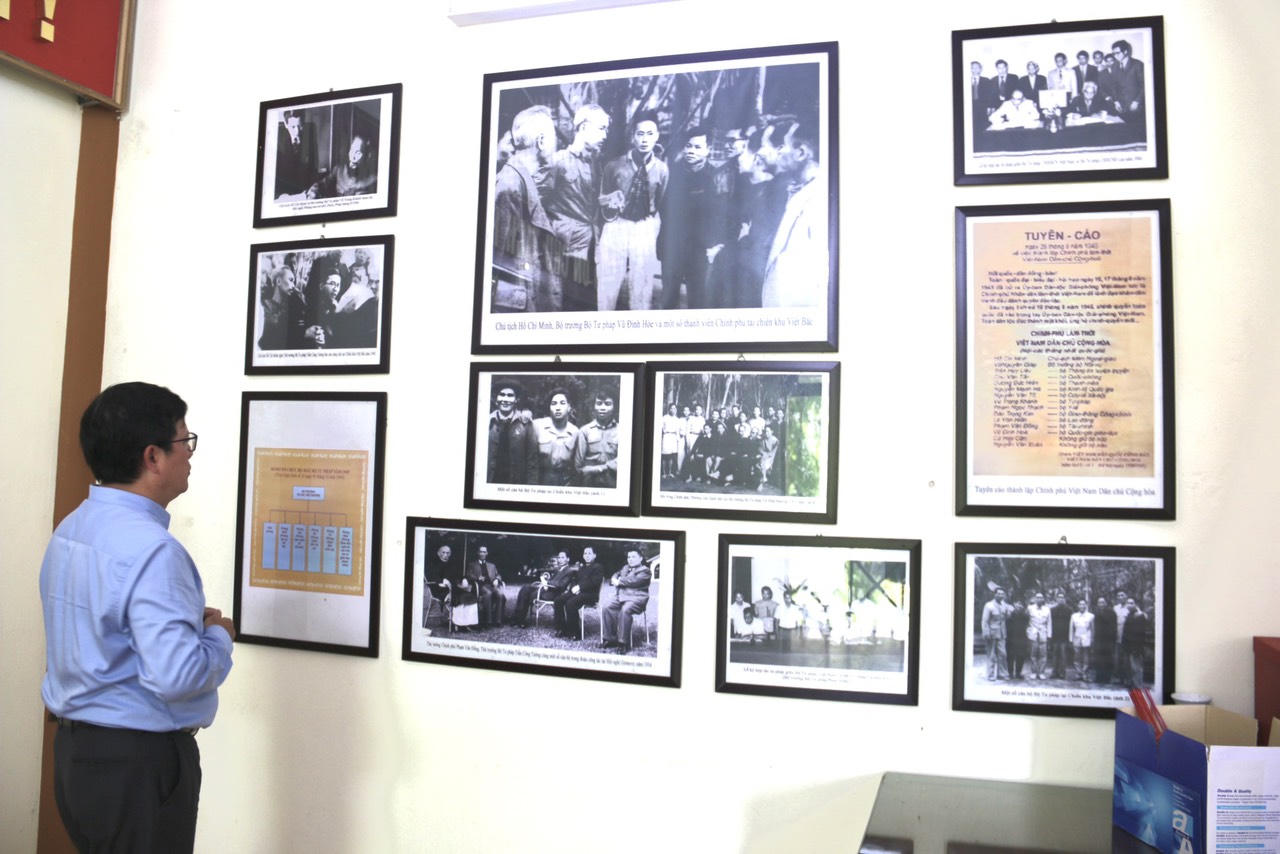 Thứ trưởng Mai Lương Khôi dâng hương tại Khu di tích lịch sử Bộ Tư pháp