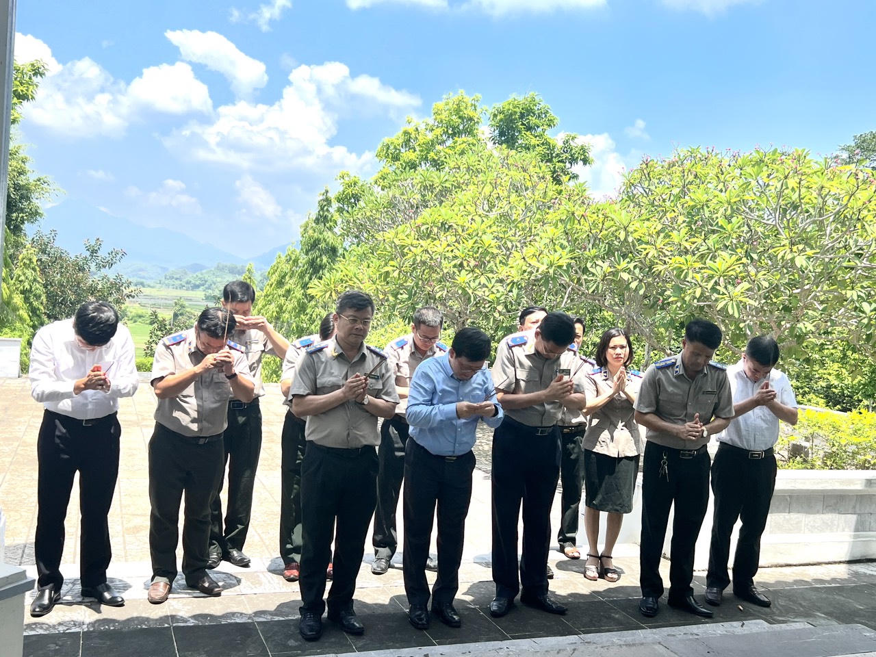 Thứ trưởng Mai Lương Khôi dâng hương tại Khu di tích lịch sử Bộ Tư pháp