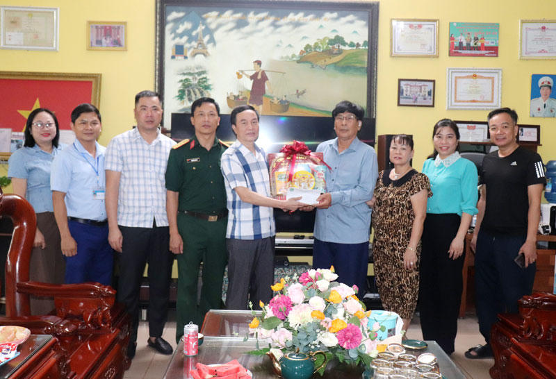 Thăm hỏi, tặng quà các thương bệnh binh, gia đình chính sách tại thành phố Vĩnh Yên