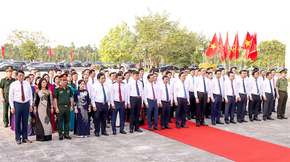 Phú Thọ: Bí thư Tỉnh ủy cùng đại biểu dâng hương tưởng niệm các Anh hùng liệt sĩ