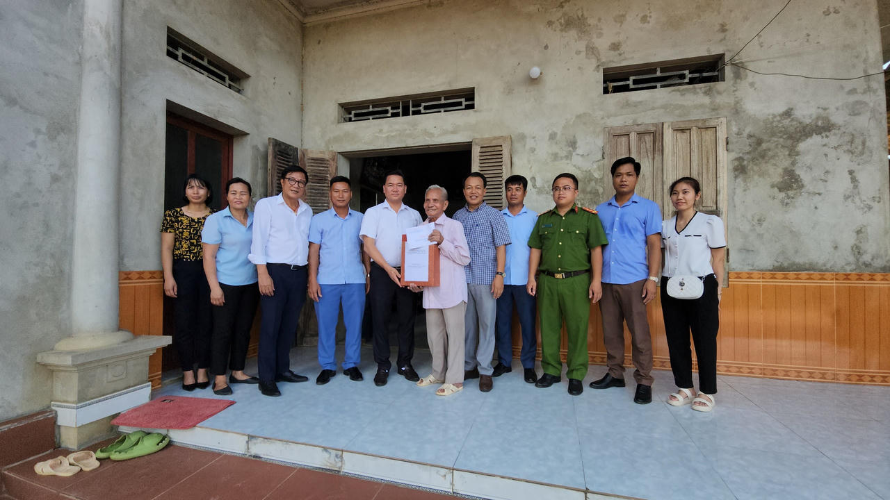 Văn phòng Phú Thọ - Báo Pháp luật Việt Nam tặng quà các gia đình có công với cách mạng