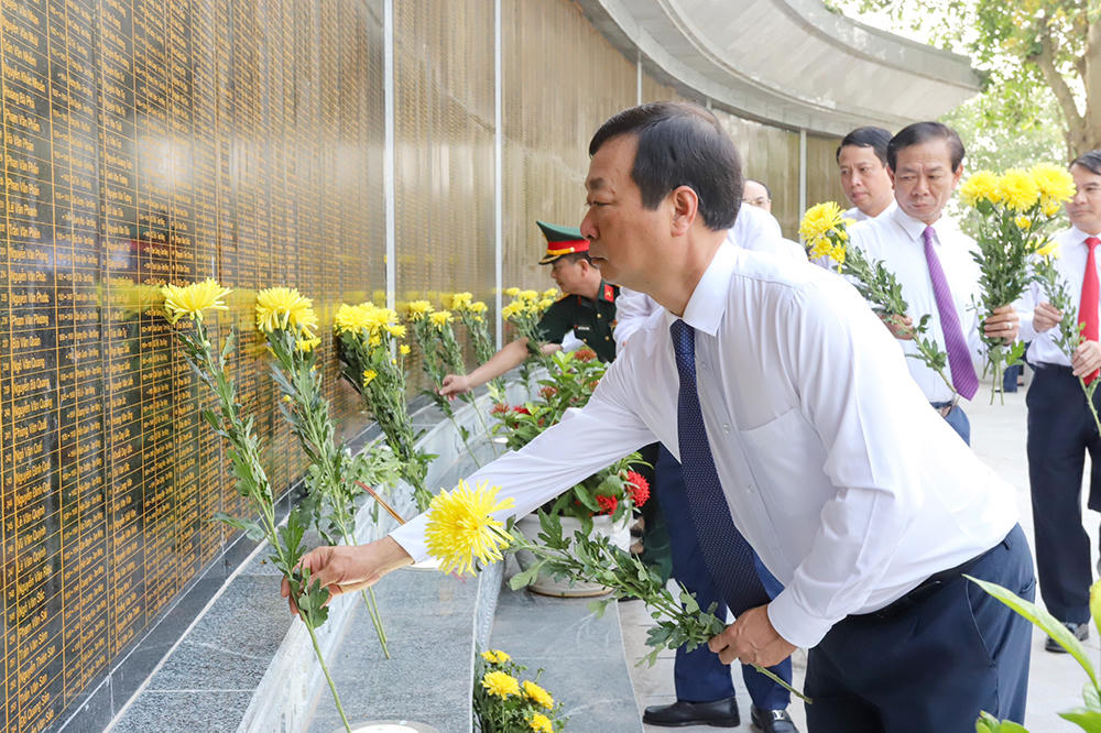 Phú Thọ: Bí thư Tỉnh ủy cùng đại biểu dâng hương tưởng niệm các Anh hùng liệt sĩ