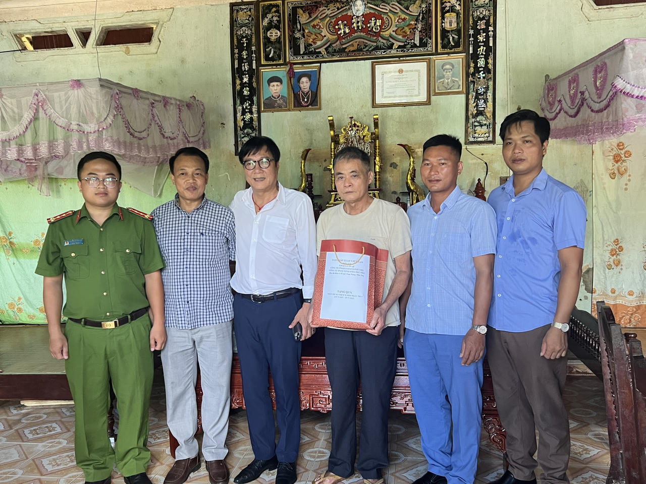 Văn phòng Phú Thọ - Báo Pháp luật Việt Nam tặng quà các gia đình có công với cách mạng