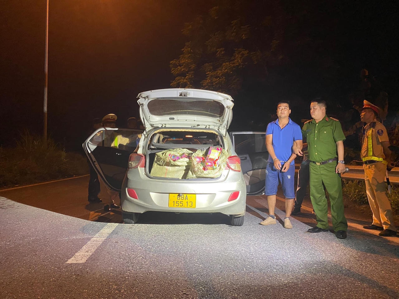 Phú Thọ: Bắt giữ đối tượng mua bán trái phép hơn 100 kg pháo hoa nổ