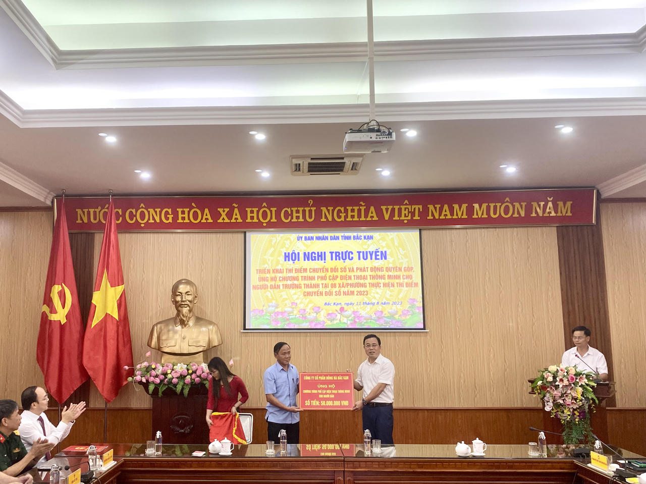 Bắc Kạn phát động phong trào quyên góp điện thoại thông minh tặng người dân 