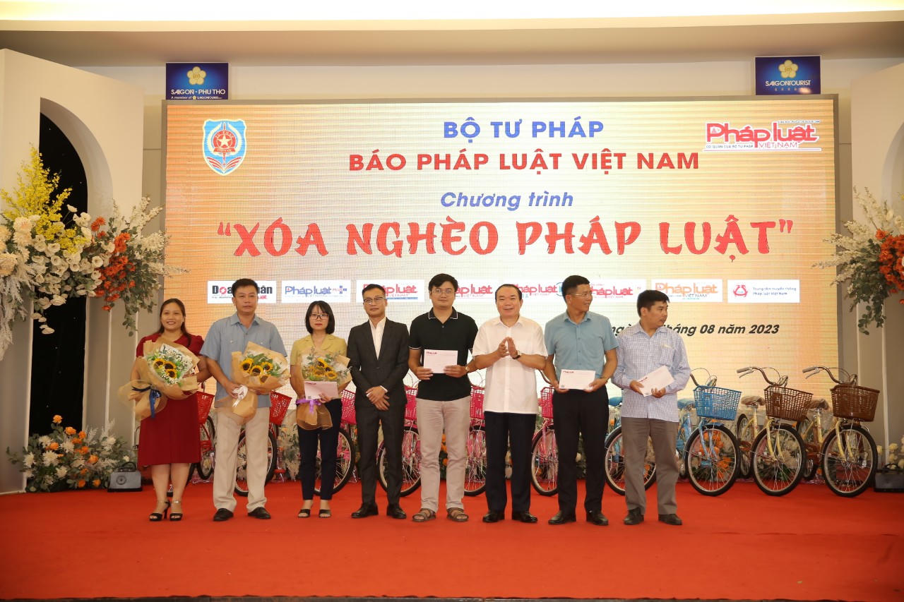 Văn phòng đại diện khu vực phía Bắc Báo Pháp luật Việt Nam tại Phú Thọ tổ chức chương trình “Xóa nghèo Pháp luật”