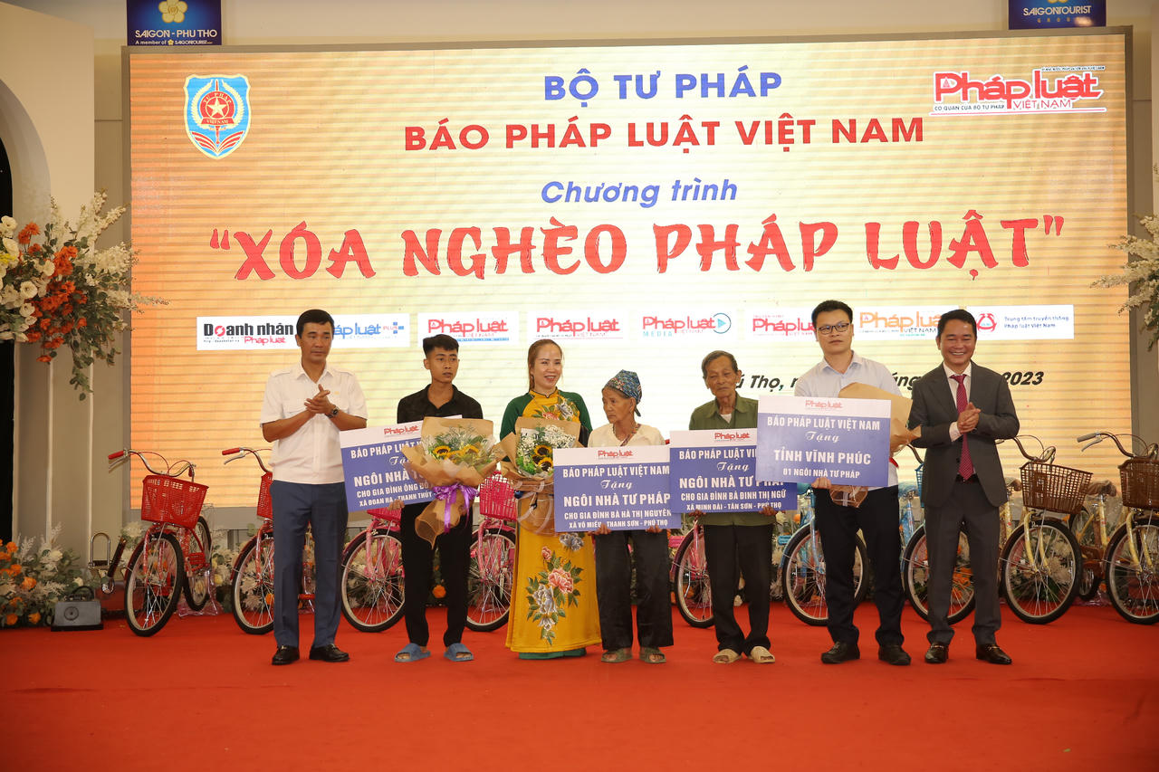 Văn phòng đại diện khu vực phía Bắc Báo Pháp luật Việt Nam tại Phú Thọ tổ chức chương trình “Xóa nghèo Pháp luật”