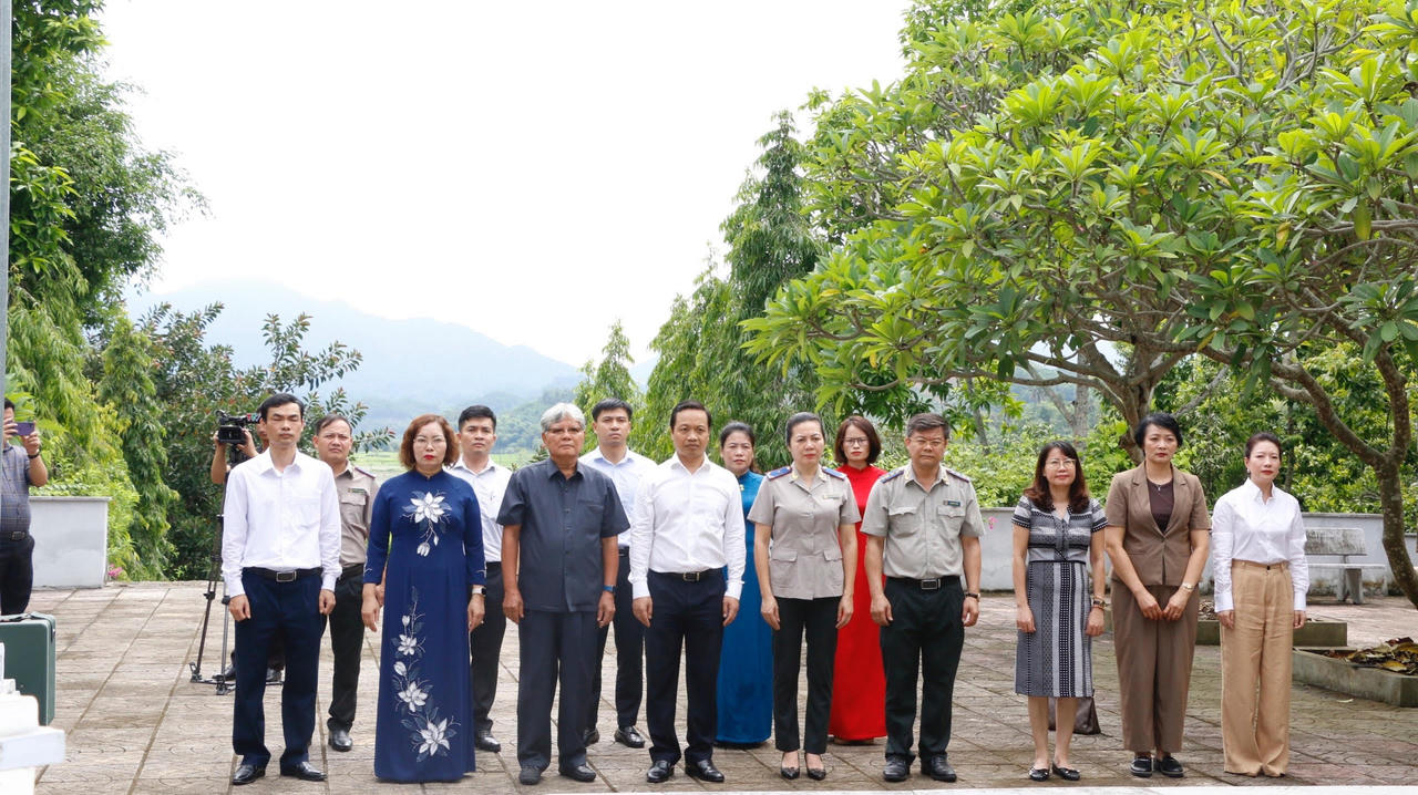 Lãnh đạo Bộ Tư pháp dâng hương kỷ niệm 78 năm ngày truyền thống ngành Tư pháp 