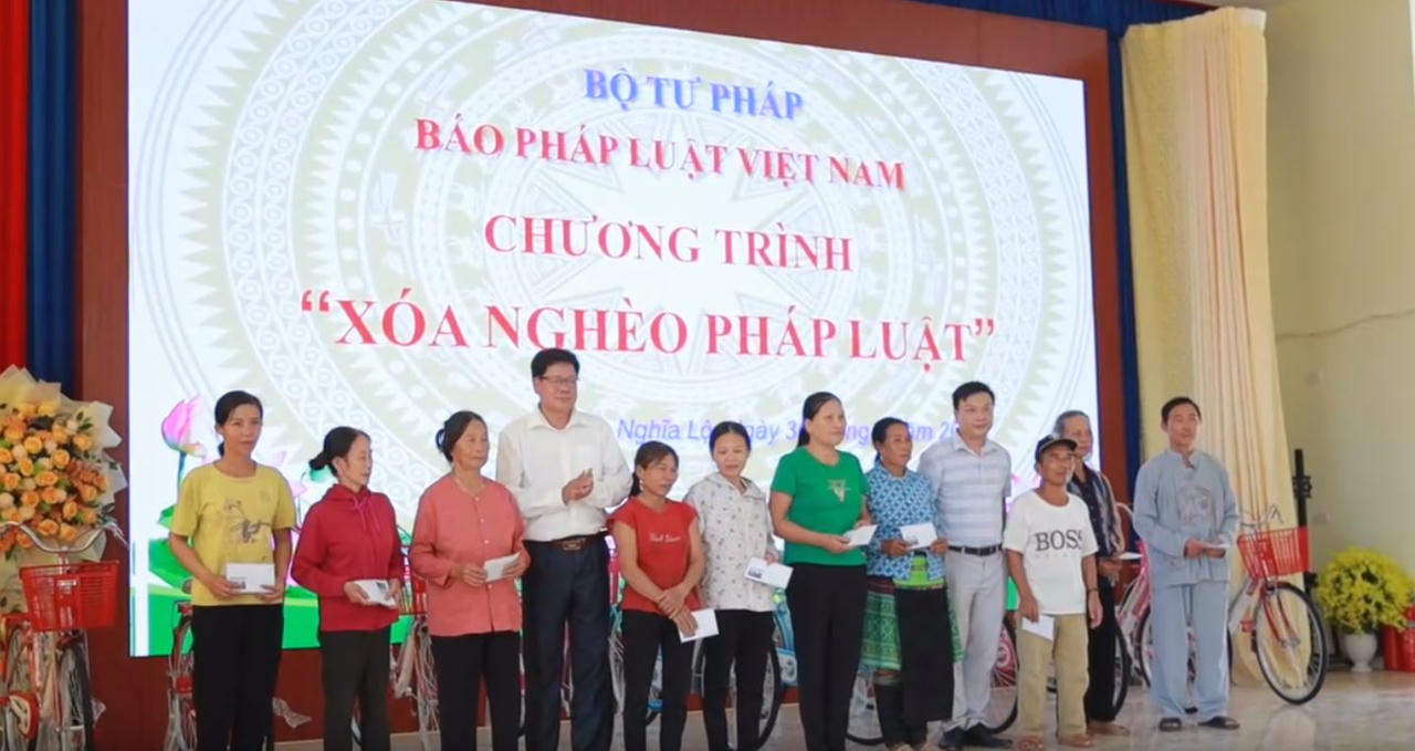 Văn phòng đại diện khu vực phía Bắc Báo Pháp luật Việt Nam trao quà “Xóa nghèo Pháp luật” tại Yên Bái