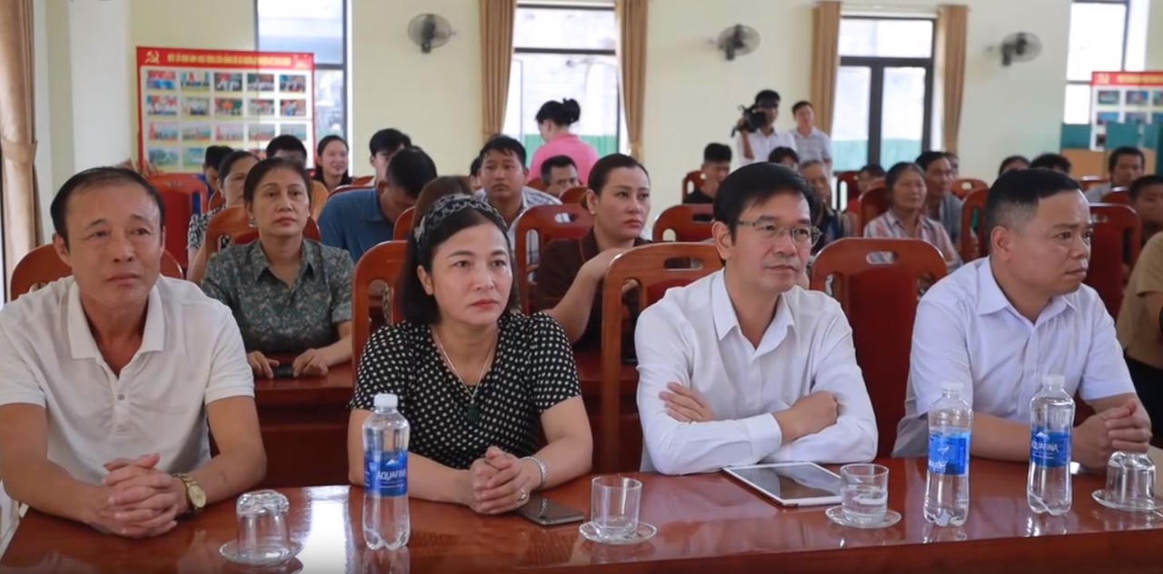 Văn phòng đại diện khu vực phía Bắc Báo Pháp luật Việt Nam trao quà “Xóa nghèo Pháp luật” tại Yên Bái