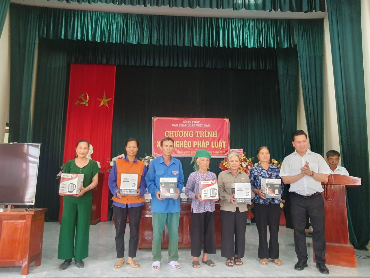 Văn phòng đại diện khu vực phía Bắc Báo Pháp luật Việt Nam tặng xe đạp cho học sinh nghèo