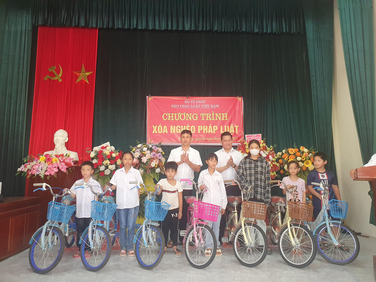 Văn phòng đại diện khu vực phía Bắc Báo Pháp luật Việt Nam tặng xe đạp cho học sinh nghèo