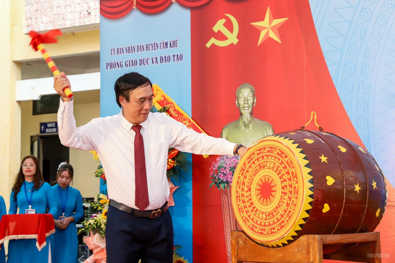 Tưng bừng khai giảng năm học mới trên mọi miền đất nước