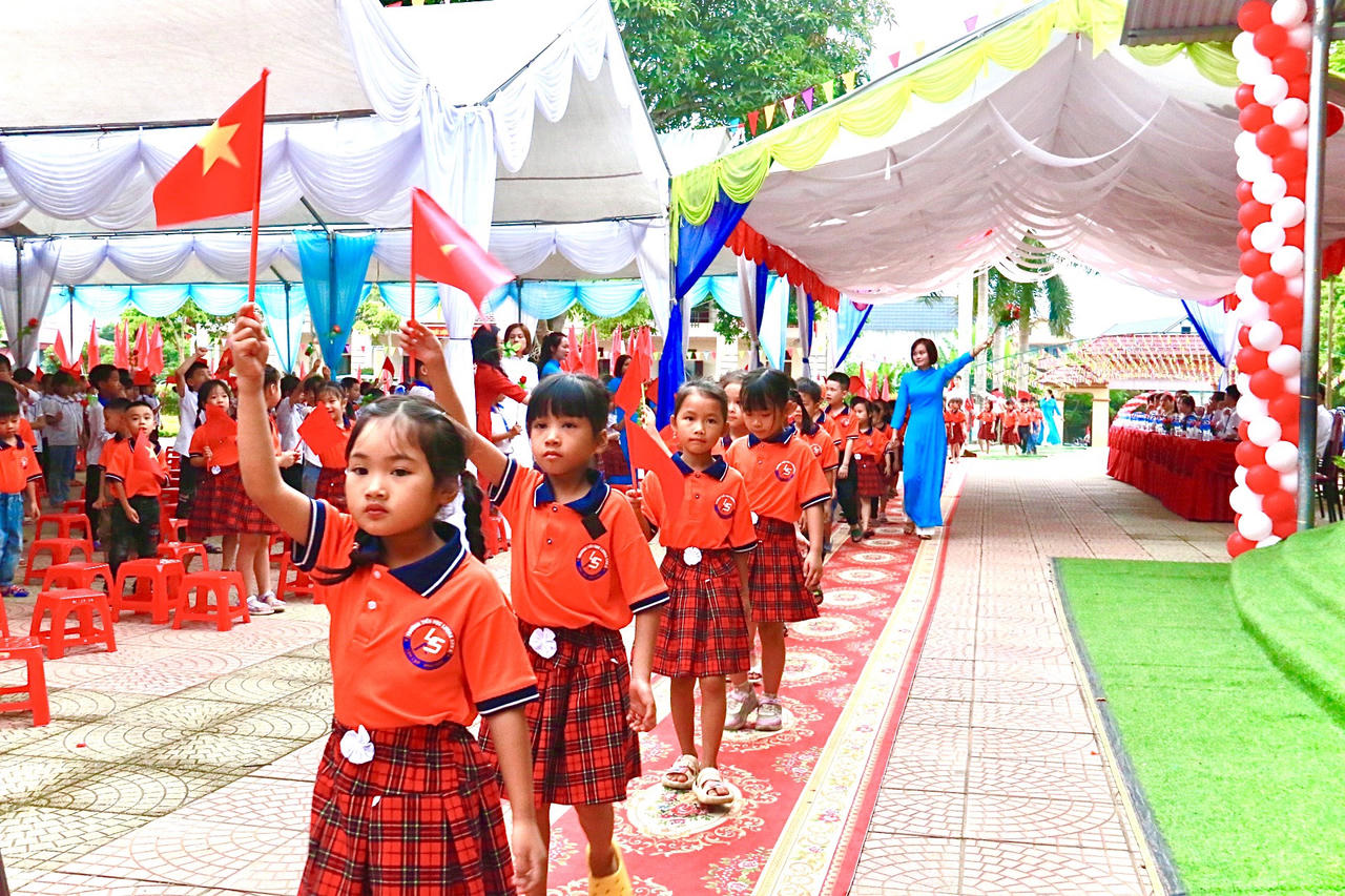 Văn phòng đại diện khu vực phía Bắc Báo Pháp luật Việt Nam tặng xe đạp cho học sinh nghèo