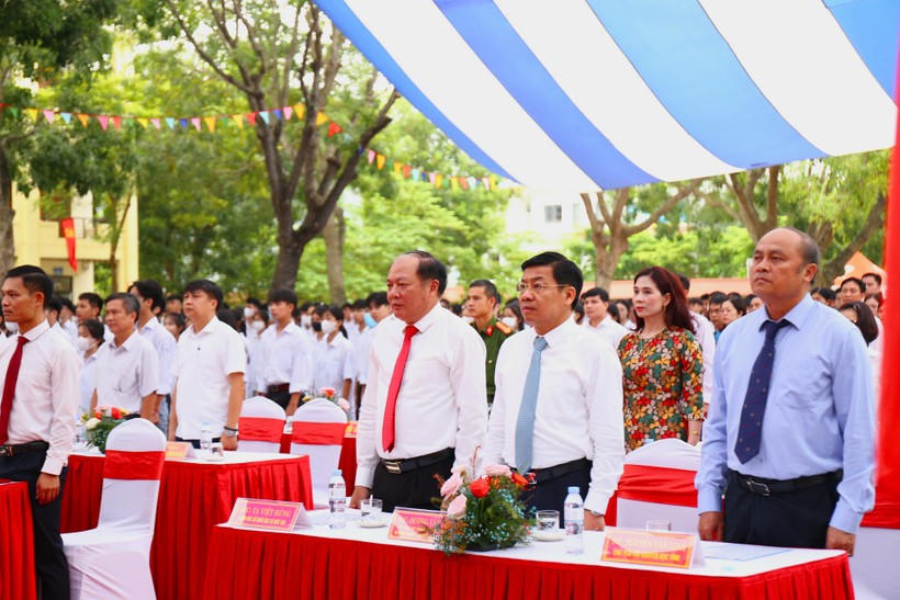 Tưng bừng khai giảng năm học mới trên mọi miền đất nước