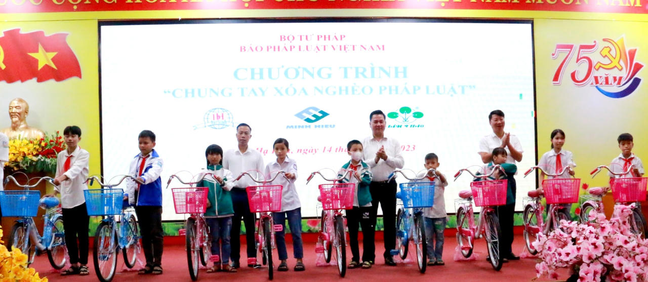 VPĐD khu vực phía Bắc Báo Pháp luật Việt Nam cùng Hội Khuyến học tỉnh Phú Thọ trao quà đến học sinh khó khăn