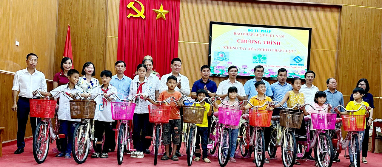 VPĐD khu vực phía Bắc Báo Pháp luật Việt Nam cùng Hội Khuyến học tỉnh Phú Thọ trao quà đến học sinh khó khăn