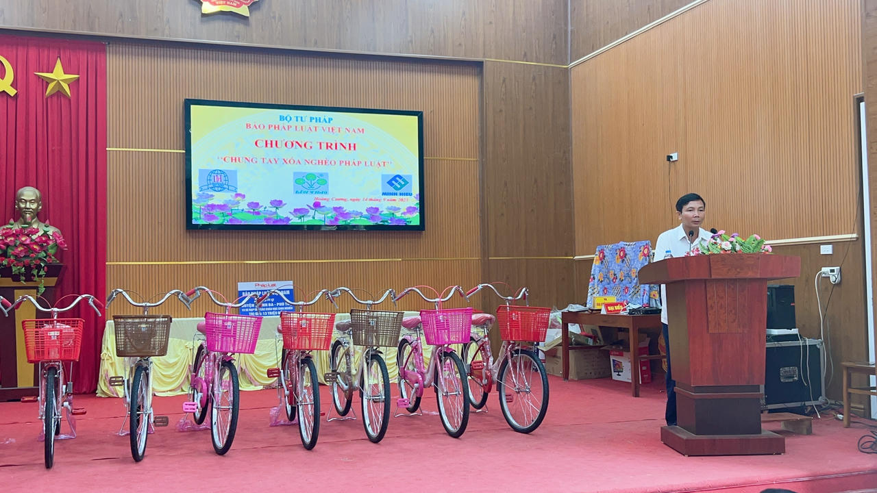 VPĐD khu vực phía Bắc Báo Pháp luật Việt Nam cùng Hội Khuyến học tỉnh Phú Thọ trao quà đến học sinh khó khăn