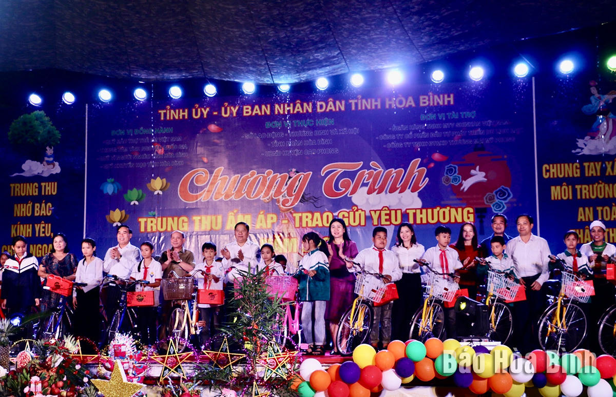 Bí thư Tỉnh ủy Hòa Bình cùng nghệ sĩ Tự Long, Xuân Bắc tổ chức trung thu cho các em nhỏ