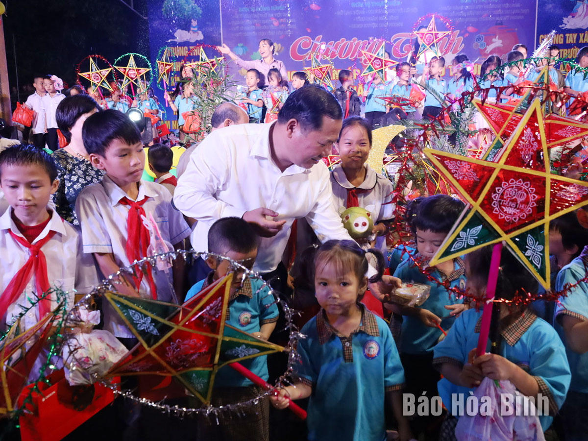 Bí thư Tỉnh ủy Hòa Bình cùng nghệ sĩ Tự Long, Xuân Bắc tổ chức trung thu cho các em nhỏ