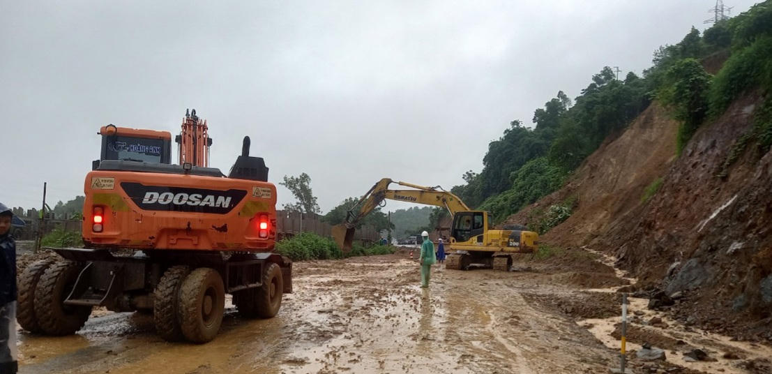 Sạt lở đất, đá gây ách tắc nhiều tuyến đường giao thông tại Hòa Bình