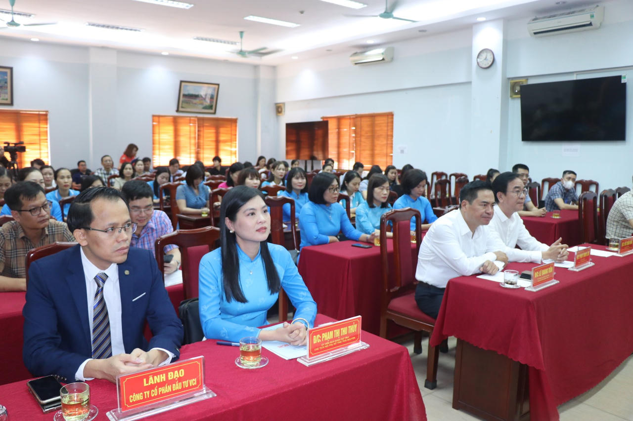 Tỉnh Thái Nguyên trao tặng 166 máy tính cho Hội liên hiệp Phụ nữ của tỉnh