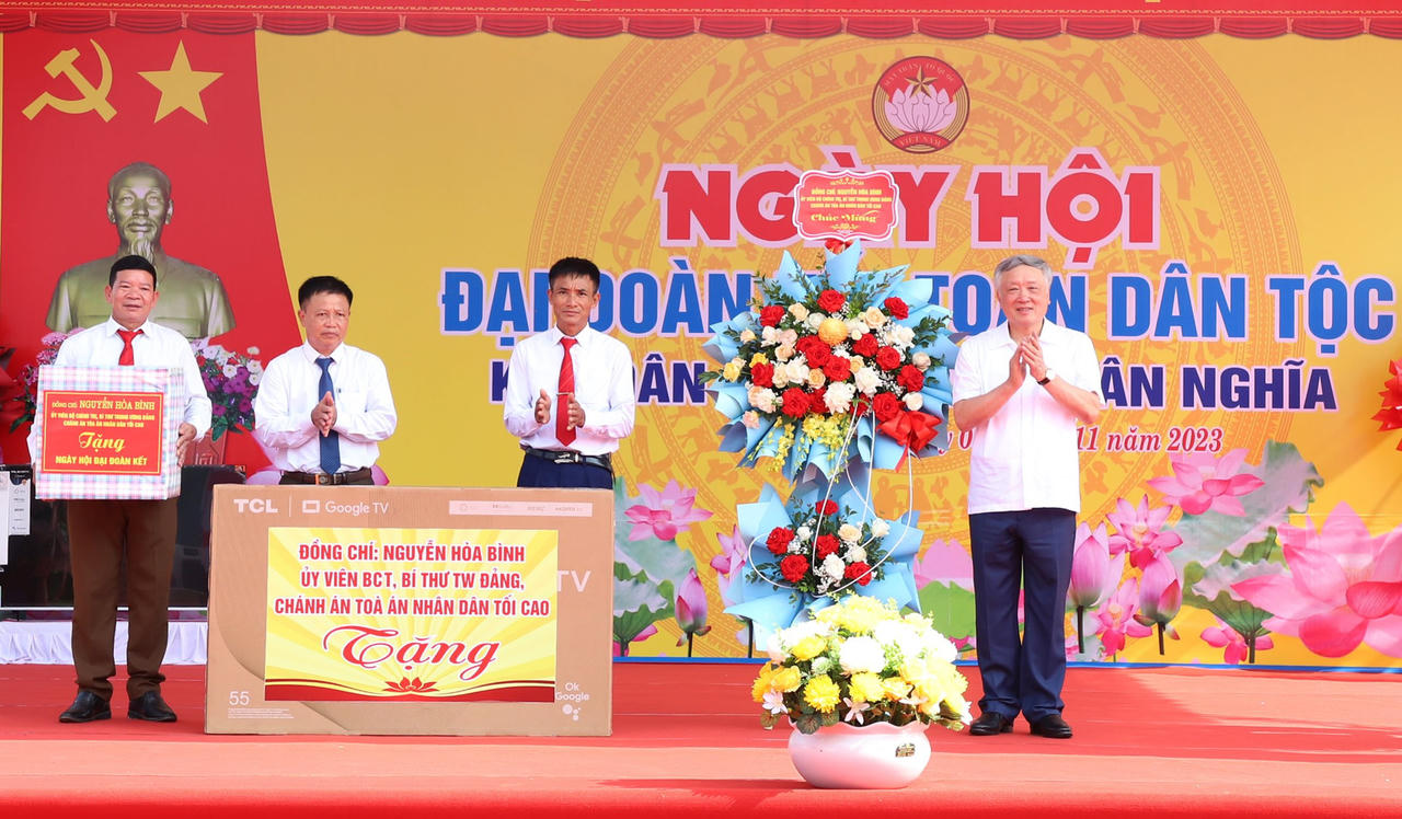 Đồng chí Nguyễn Hòa Bình dự ngày Hội đại đoàn kết dân tộc tại Hòa Bình