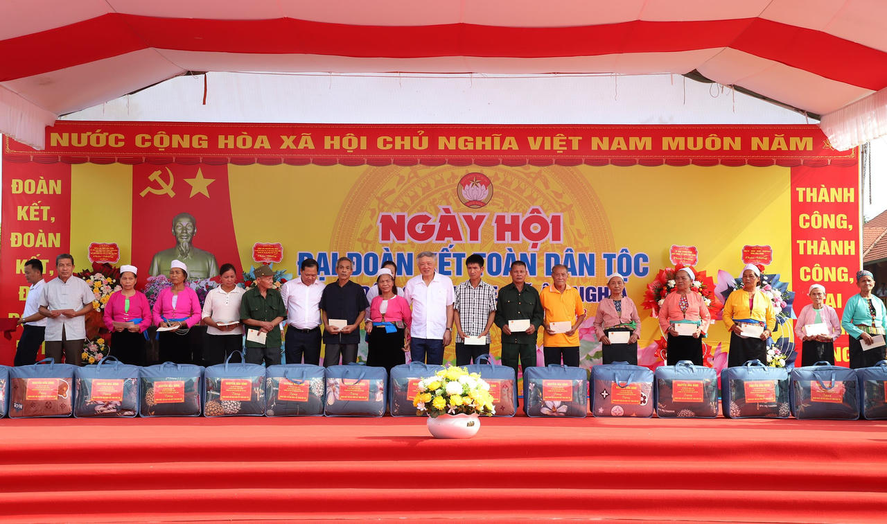 Đồng chí Nguyễn Hòa Bình dự ngày Hội đại đoàn kết dân tộc tại Hòa Bình