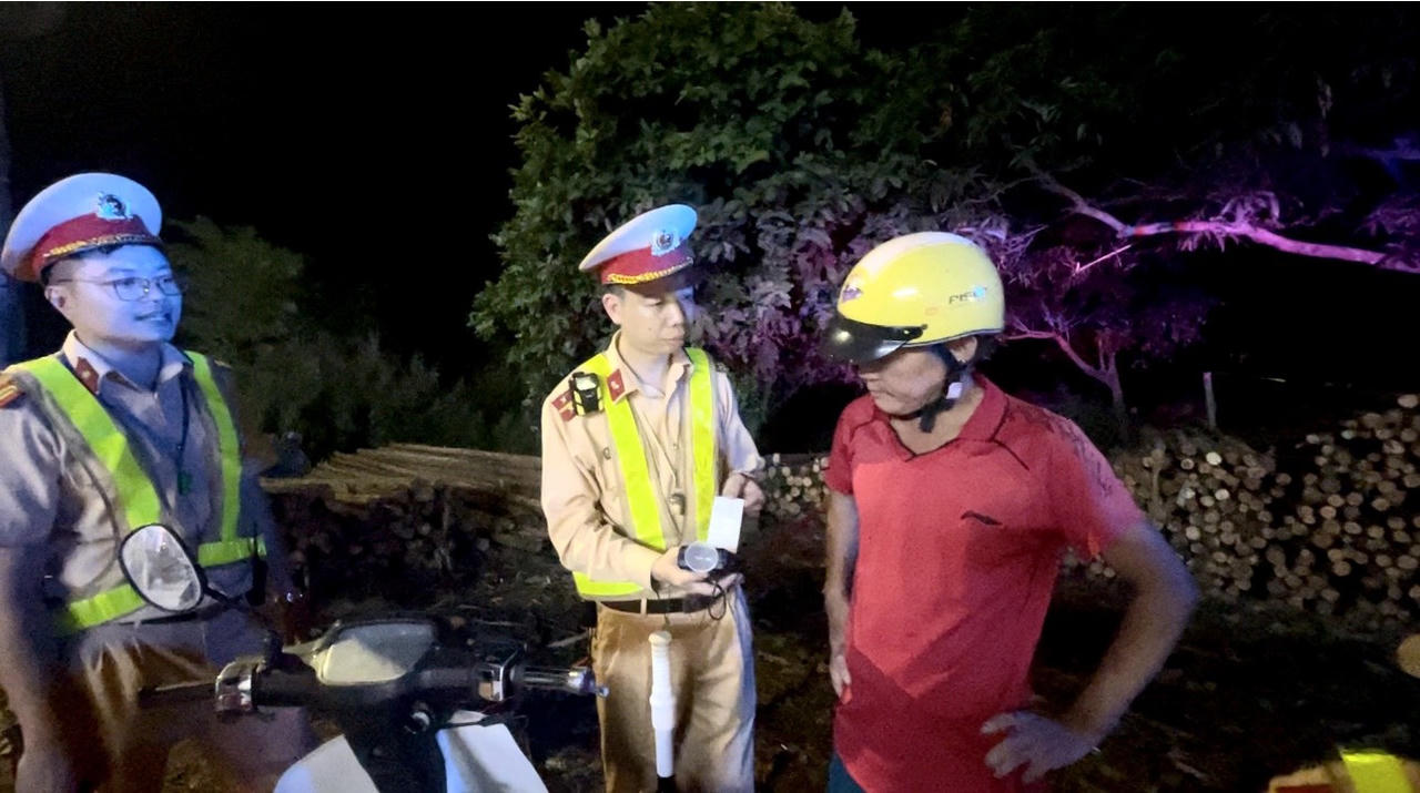 CSGT Phú Thọ quyết tâm nâng cao ý thức của người dân 'nói không với rượu bia' khi tham gia giao thông