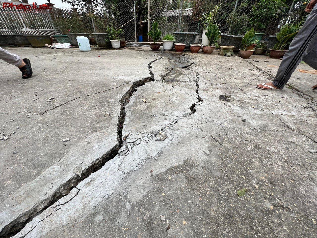 Sạt lở bờ kè đê tả sông Thao, 3 nhà dân 'đối mặt' nguy hiểm