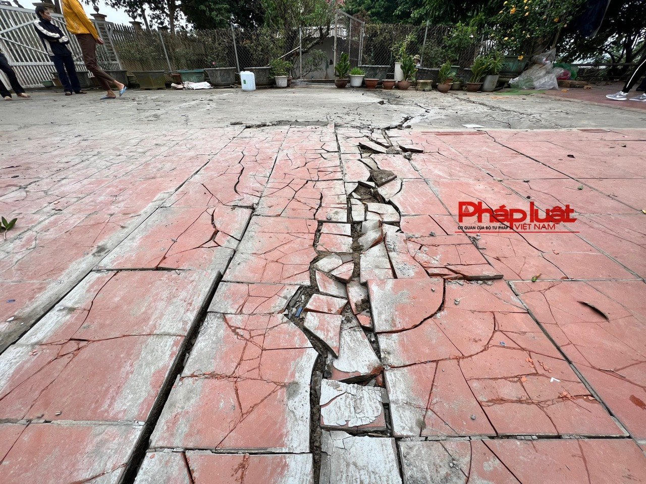 Sạt lở bờ kè đê tả sông Thao, 3 nhà dân 'đối mặt' nguy hiểm