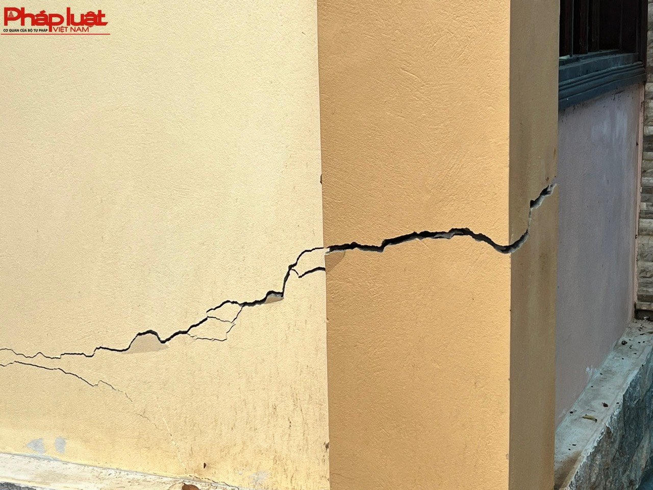 Sạt lở bờ kè đê tả sông Thao, 3 nhà dân 'đối mặt' nguy hiểm