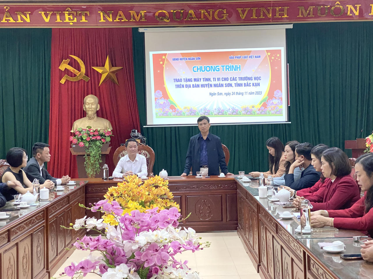 Báo Pháp luật Việt Nam cùng các nhà tài trợ tặng quà cho các trường học tại huyện Ngân Sơn