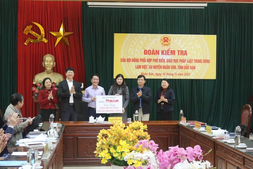 Báo Pháp luật Việt Nam cùng các nhà tài trợ tặng quà cho các trường học tại huyện Ngân Sơn