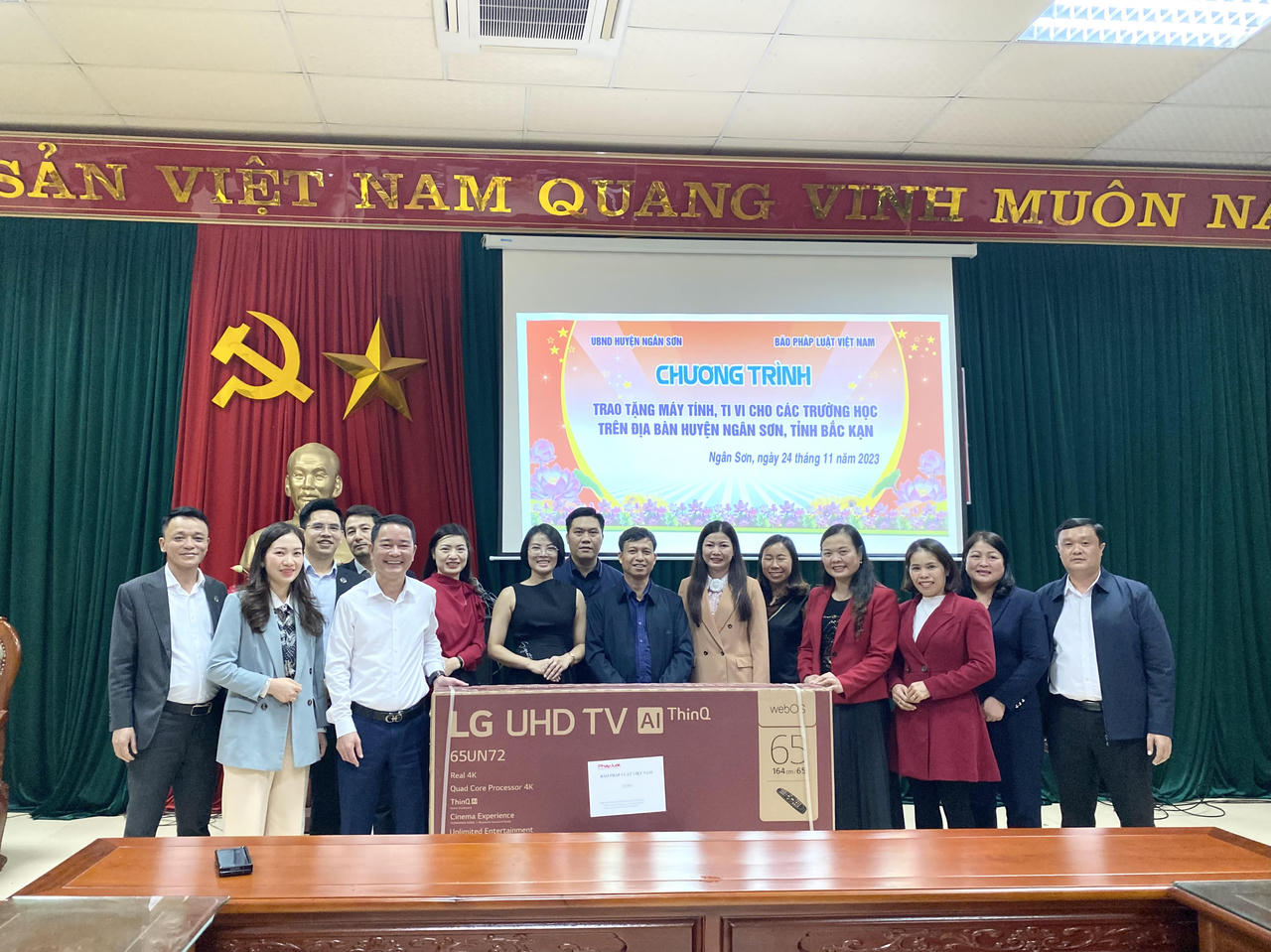 Báo Pháp luật Việt Nam cùng các nhà tài trợ tặng quà cho các trường học tại huyện Ngân Sơn