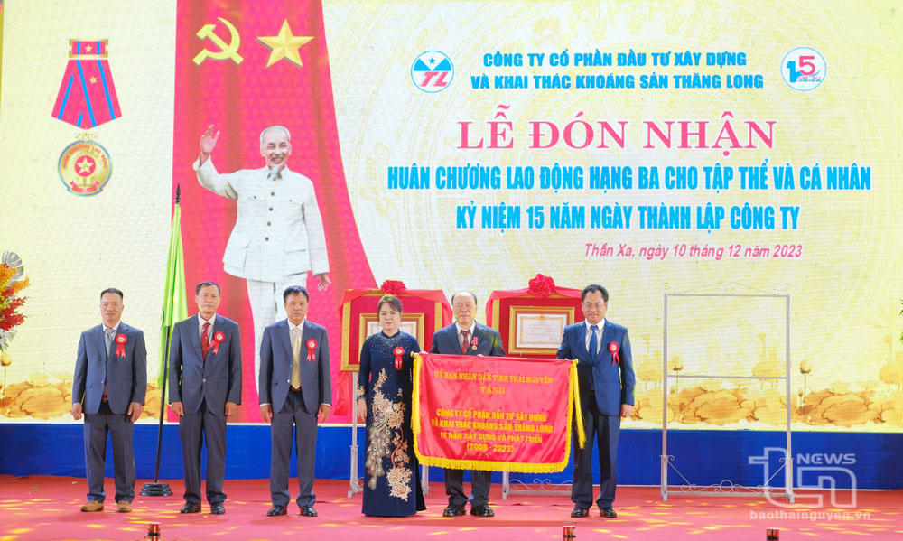 Công ty CP Đầu tư xây dựng và Khai thác khoáng sản Thăng Long đón nhận Huân Chương lao động hạng Ba