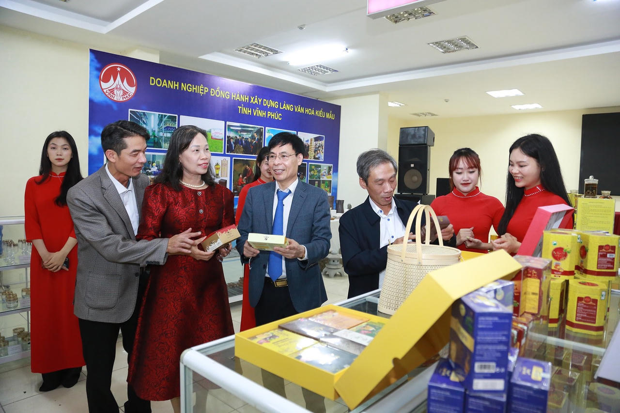 Khai mạc triển lãm các sản phẩm làng nghề truyền thống, sản phẩm nông nghiệp, công nghiệp nông thôn tỉnh Vĩnh Phúc