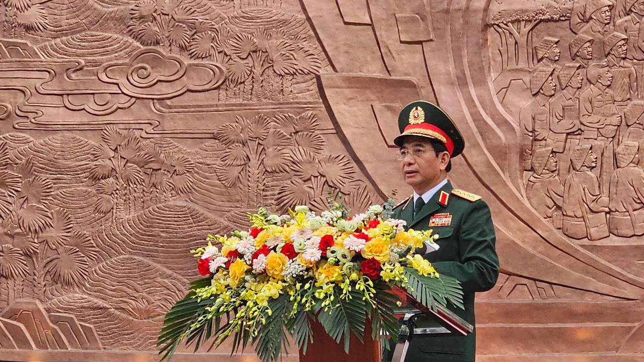 Khánh thành bức Phù điêu 'Bác Hồ nói chuyện với chiến sỹ Đại đoàn quân tiên phong' tại Đền Hùng