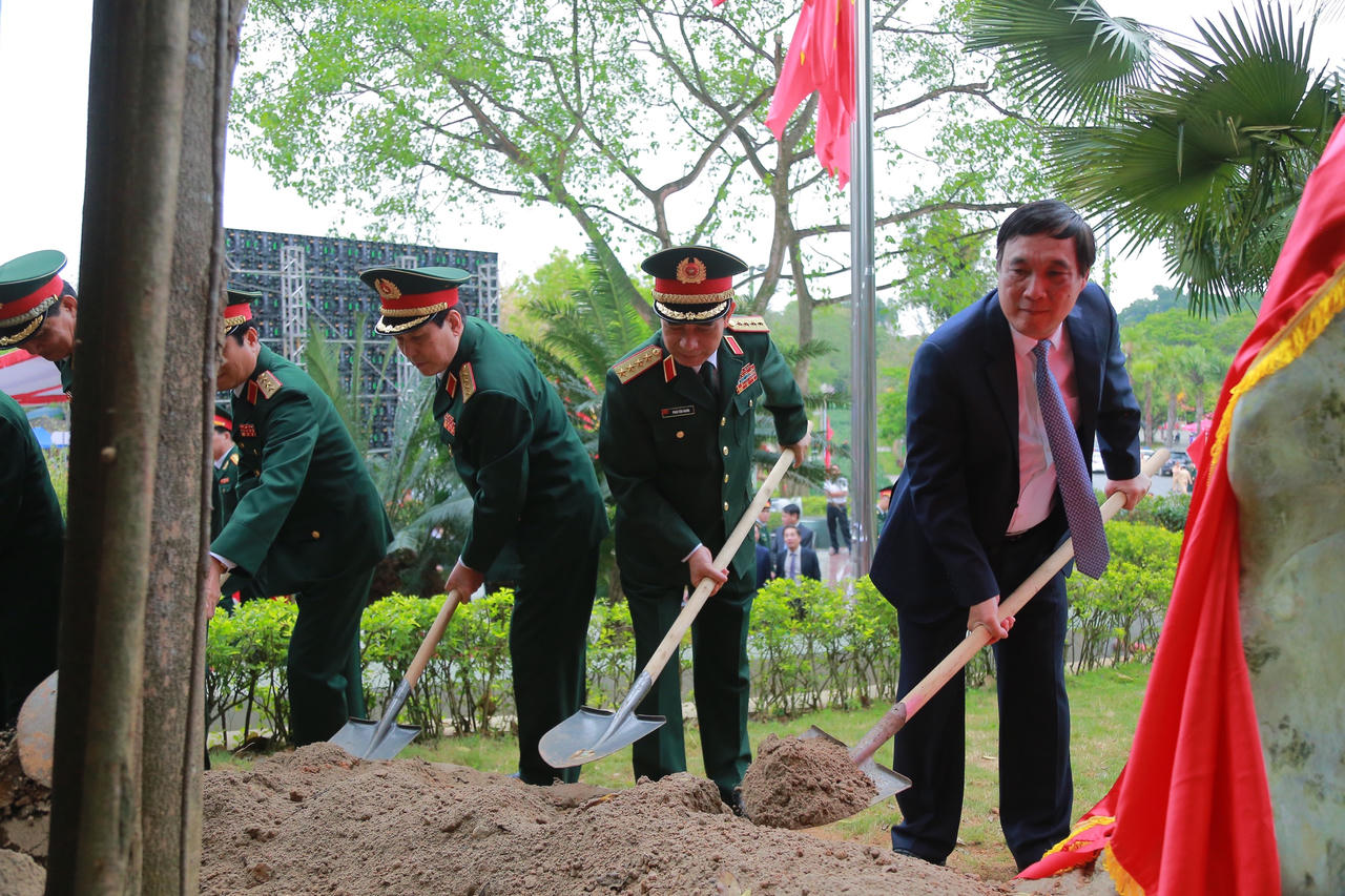Khánh thành bức Phù điêu 'Bác Hồ nói chuyện với chiến sỹ Đại đoàn quân tiên phong' tại Đền Hùng