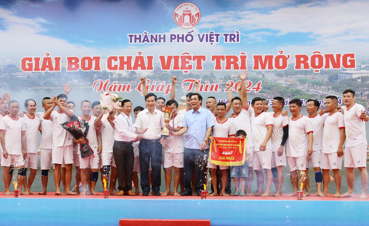 Gần 200 tay chèo tranh tài tại giải Bơi chải dịp Giỗ Tổ Hùng Vương